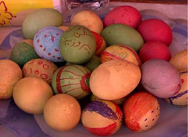 The colors of the eggs, including red, blue, green and yellow, represent the rainbow created by Taws Melek when he descended at Lalish on Charshema Sor to bless the earth with fertility and annual renewal.